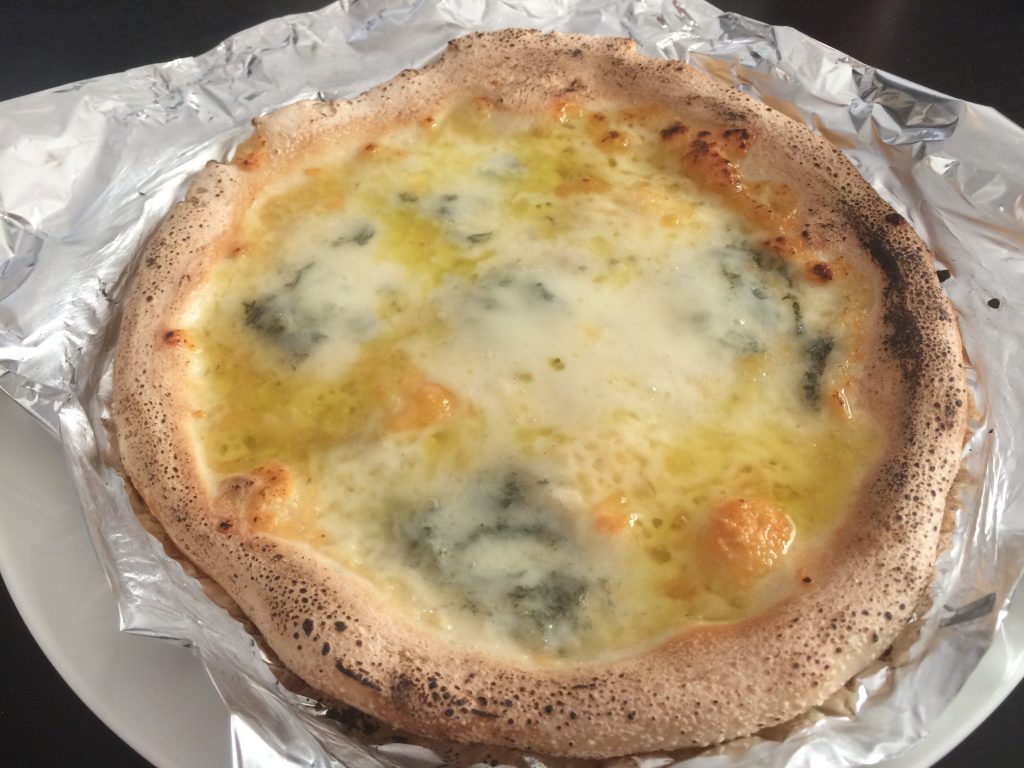 ゴルゴンゾーラのピザ(焼いた後)