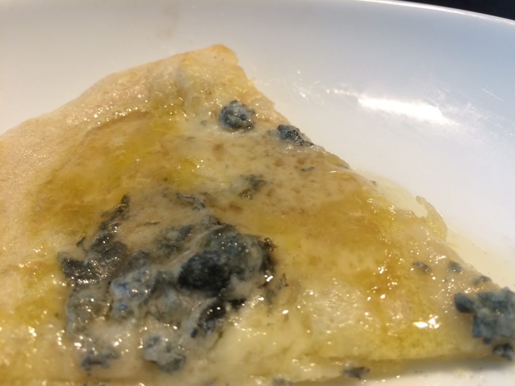 ゴルゴンゾーラのピザには蜂蜜が最高にあいます!