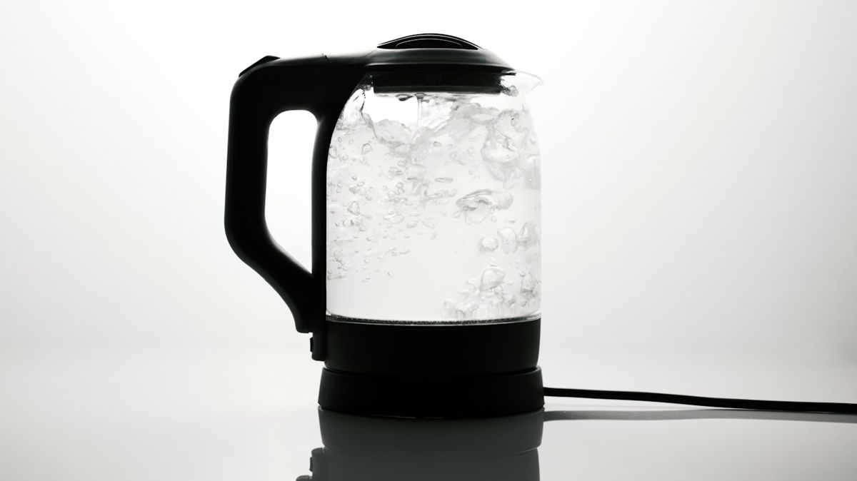 湯が沸いている透明な電気ケトル